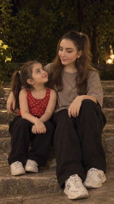 زن کنار کودکی خودش
